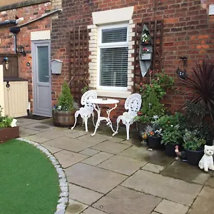 Apartment Leafy Lytham: Garden With Pet-friendly Policy, Lytham St Annes